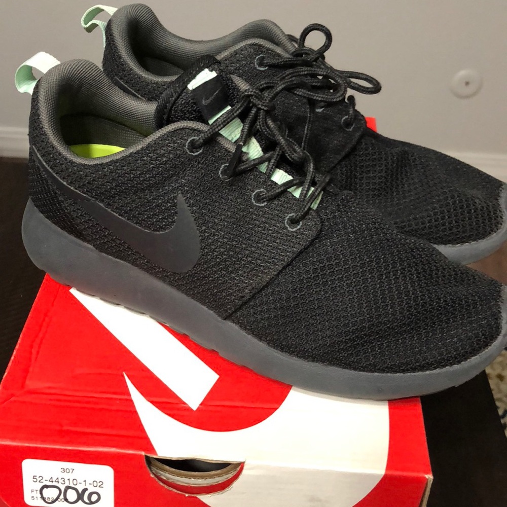 All black Nike Roshe Run